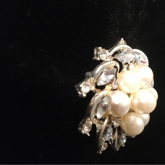 Pearls, rhinestones and silver circle pin - Picture 5 of 8